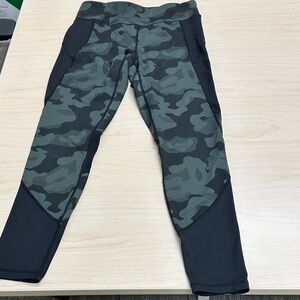 Calvin Klein Performance Green and Black Camouflage Leggings size Medium